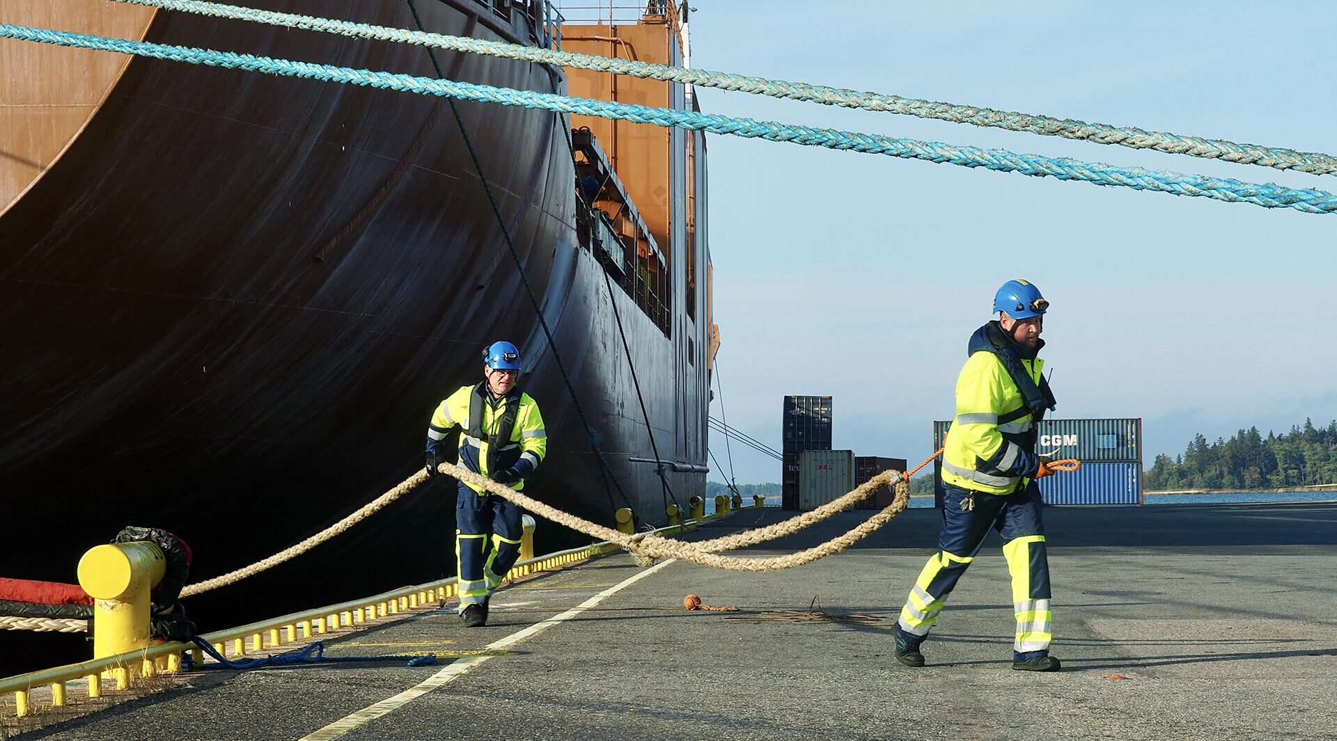 Esa Oksanen ja Lauri Isberg ovat kiinnittämässä laivan köysiä, laivan tullessa satamaan.